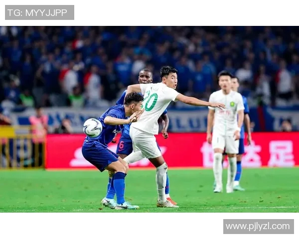 上海申花与山东鲁能激战正酣谁能在这场对决中笑到最后